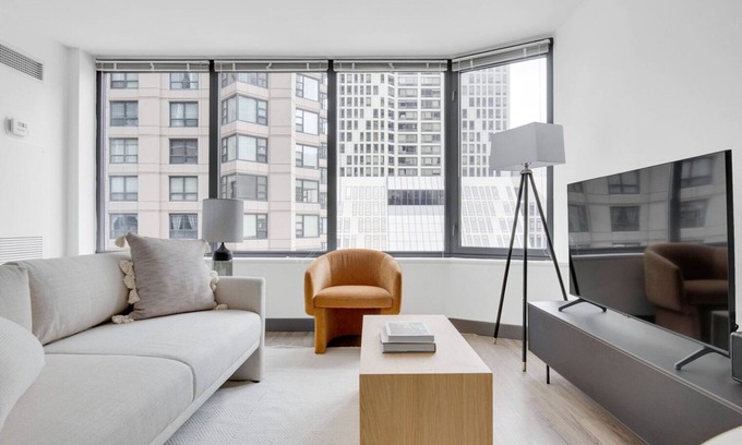 Streeterville Apartment | Trendy Streeterville Studio w/Deck & Pool, close to Beach, by Blueground