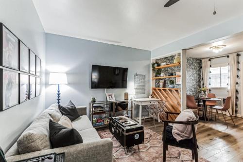 Melrose House | Trendy Studio for 4 with Community Pool