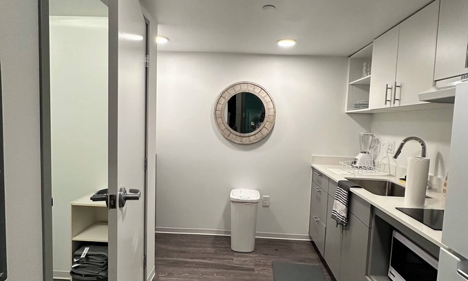 Hilltop Condo | Trendy Vaulted Ceiling Loft in Downtown Center