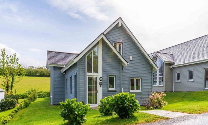 St Austell Cottage | Trewhiddle Villa 21 - a trewhiddle that sleeps 6 guests in 3 bedrooms