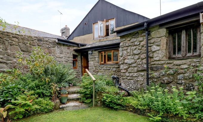 Heligan Cottage | TRILBYS, romantic, country holiday cottage, with a garden in Chagford