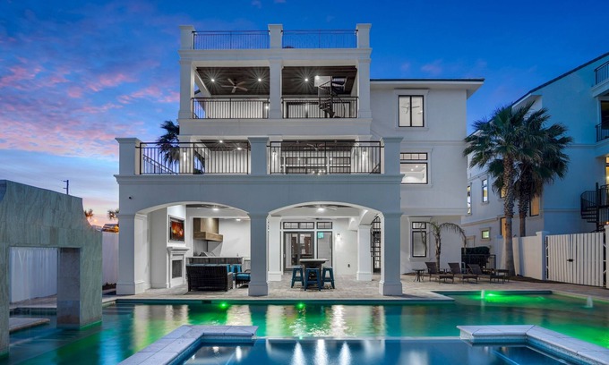Crystal Beach House | Trip Around The Sun|Easy Beach Access|Large Resort Private Pool w/Gulf Views