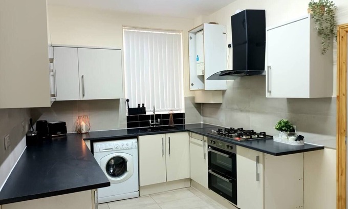 Cheetham Hill House | Triple Bed Room in Manchester (4)