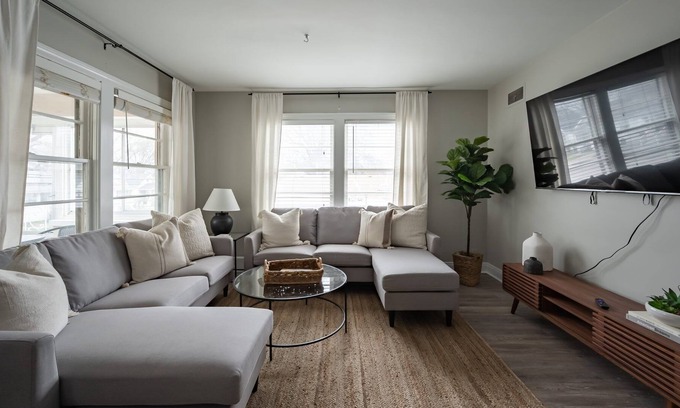 Beechmont House | Triple Crown Suite - Center of Louisville