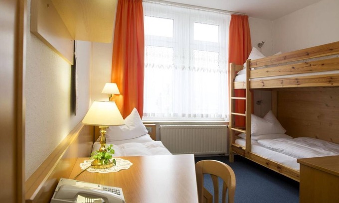 Plauen House | Triple room, shower/WC, single bed/double bunk bed - Hotel Heinz