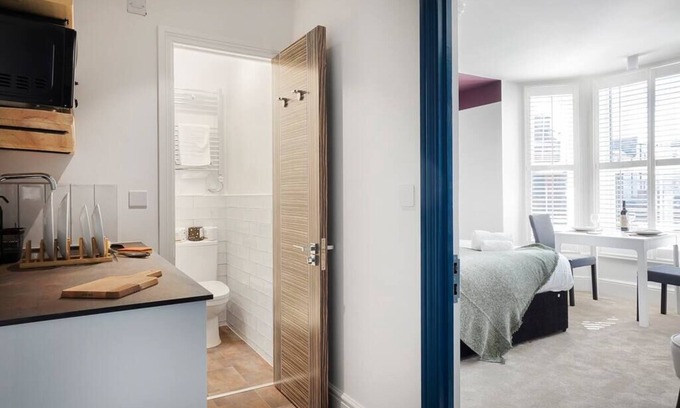 Folkestone Apartment | Triple Room with Private Bathroom