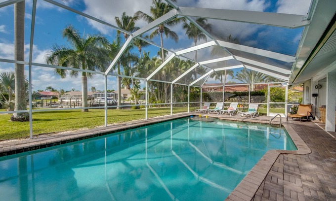 Caloosahatchee House | Tropical charm, swim up table, southern exposure