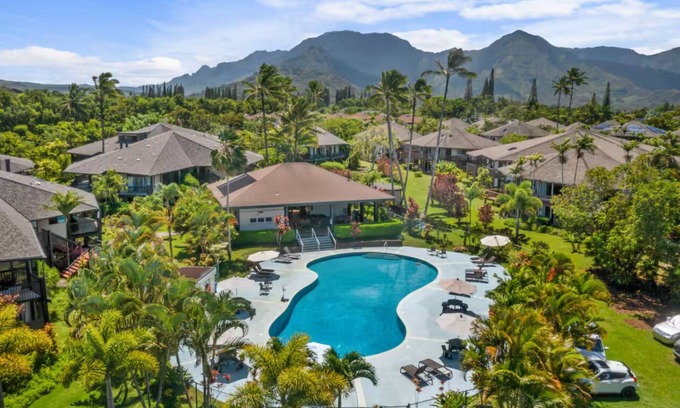 Kaiulani Condo | Tropical Garden Condo with AC and pool