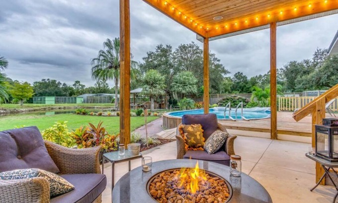 Punta Gorda House | Tropical getaway Pool and tiki bar