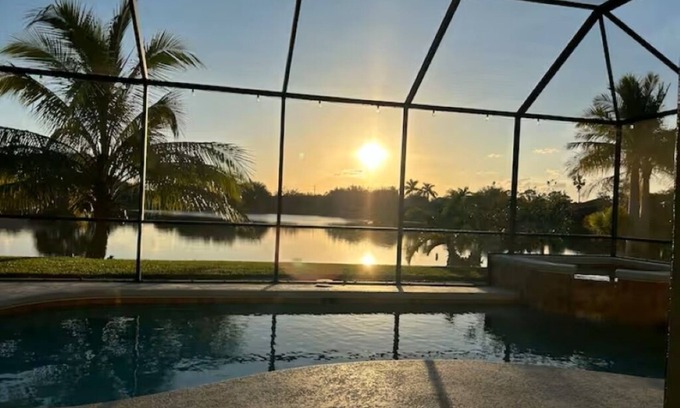 Valencia Lakes House | Tropical Naples Oasis