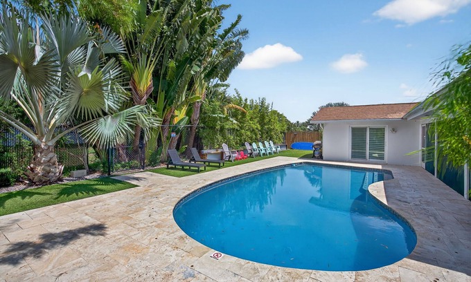 Hunt Club House | Tropical Oasis~Heated Pool~Sleeps 10~Family Pet Friendly, Fully Fenced Yard