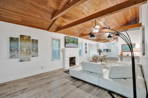 Sailboat Bend House | Tropical Oasis 2BR House w Pool