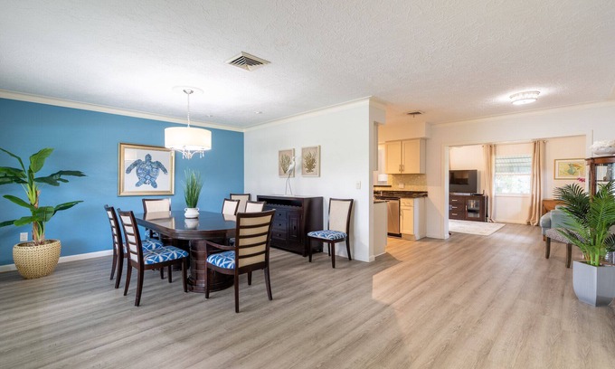 South Sarasota House | Tropical Oasis Near Siesta Key Beach, Air Purifier, 6 Beds, Sleeps 8