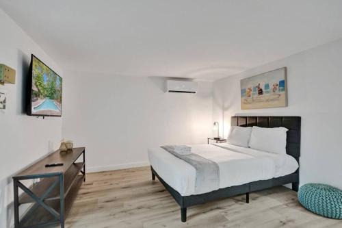 Sailboat Bend Apartment | Tropical Oasis Studio w Pool