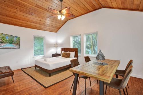 Sailboat Bend Apartment | Tropical Oasis Studio w Pool