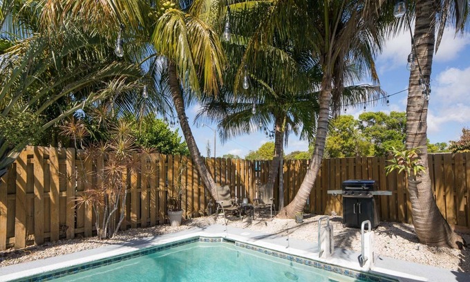 Edgewood Apartment | Tropical Oasis Unit A