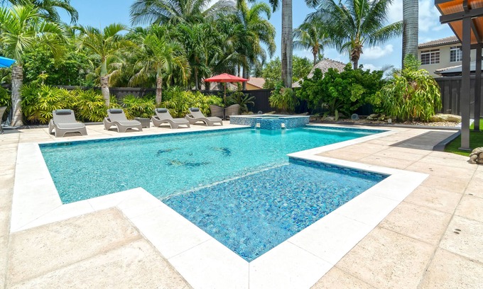 Ludlam House | Tropical Paradise deluxe villa