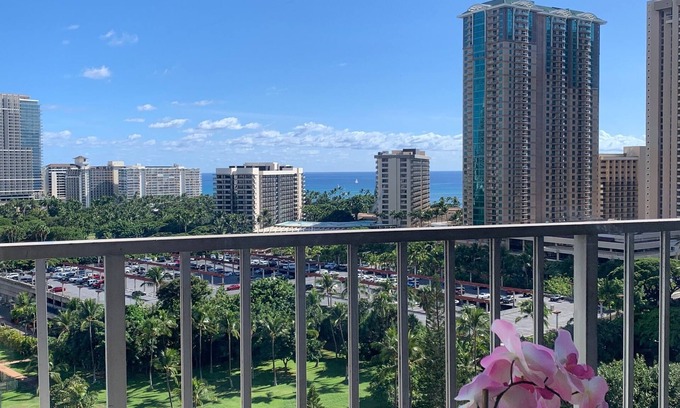 Waikiki Apartment | Tropical Paradise Getaway Ocean & Lush Tropical Views Pool, BBQ & WI-FI Inn on the Park 1503