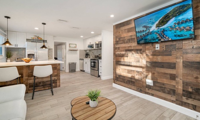 Ballast Point House | Tropical 🌴 Retreat w/ Huge Relaxing Patio