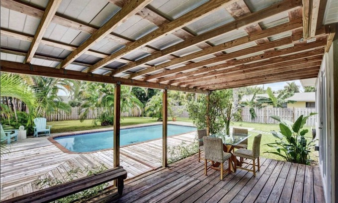 Central Oakland Park House | Tropical Retreat with heated pool