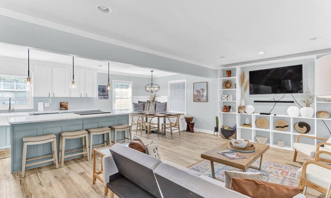 Ogden House | Tropical Spacious & Cozy 4 bedroom retreat with pool