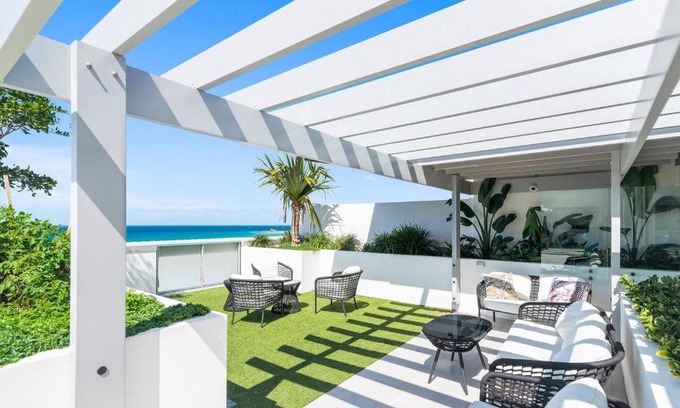 Palm Beach Apartment | 'Tropical Tides' Resort-style Chic at Palm Beach