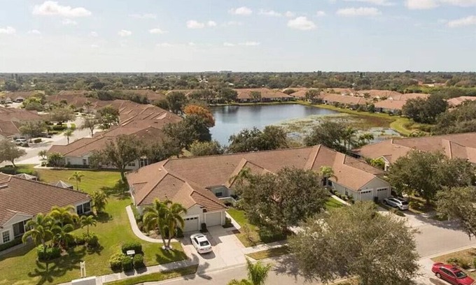 Venice Villa | Tropical Villa in award winning Golf community located in the heart of Venice Fl