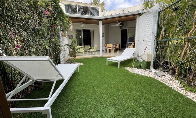 L'Ermitage-les-Bains Villa | Tropical villa with shared pool 2 minutes from the beach