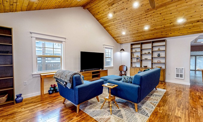 Newberg House | Tropical Wine Country cottage with enclosed yard, firepit, & patio