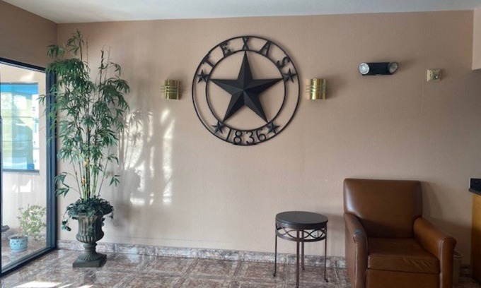 Northwest Dallas Hotel | Tropicana Inn and Suites