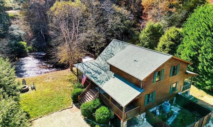 Suches Cabin | Troutmendous on Toccoa River - Egg Grill, Large Master Bedroom, Screened Porch!