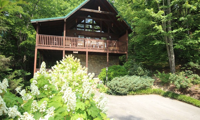 Black Bear Falls Cabin | TRUE LOG CABIN FANTASTIC VIEWS (ONLINE BOOKING) 2.5 MILES TO GATLINBURG & PARK
