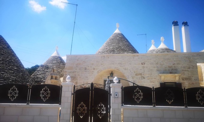 Locorotondo House | TRULLO IS A TIPICAL HOUSE NEAR THE MOST BEAUTIFUL BEACHES IN PUGLIA
