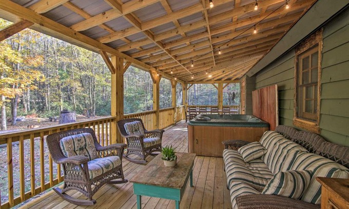 Sautee Nacoochee House | Tubes and Kayaks 5-Acre North Georgia Mtn Retreat