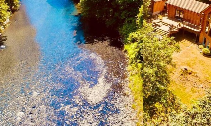 Riverbend Ski Chalet | Tubing+Fishing | Waterfront Views @vacationloghome