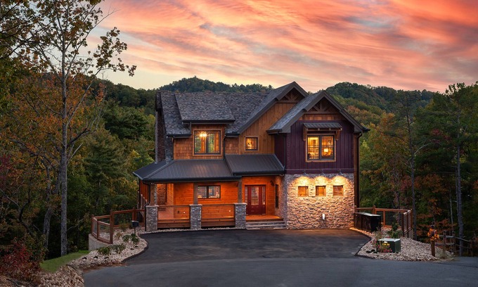 Gatlinburg - Pigeon Forge Cabin | Tuckaway Mtn Lodge - Lux Cabin W/Salt Wtr Pool/Tesla Charger -New Firepit Deck!