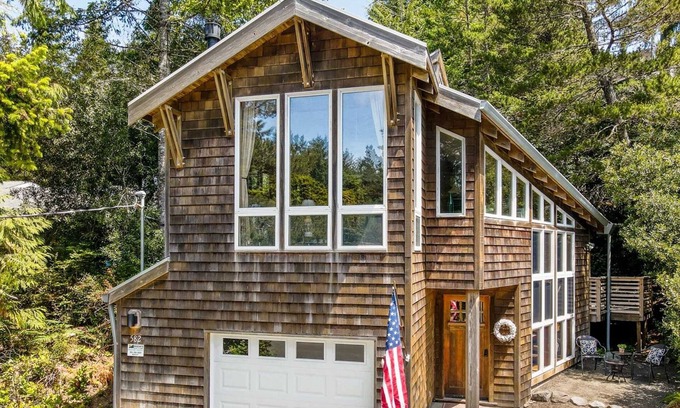 Manzanita House | Tucked into the hillside a block up from the beach. Dog Friendly and oh so cute!