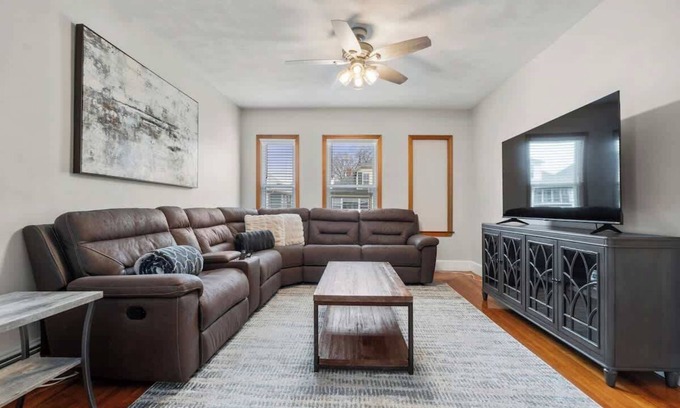 South Medford Condo | Tufts 3-Bed, 2-Office Home with Laundry