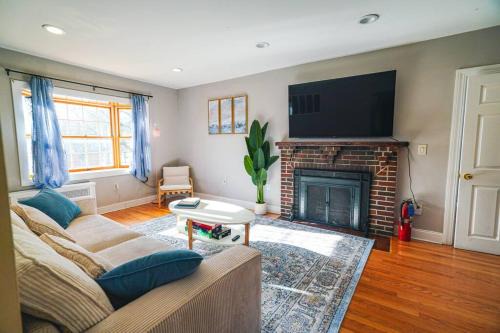 West Somerville House | Tufts 4BDR-15-MIN to Harvard&Boston-Free Parking