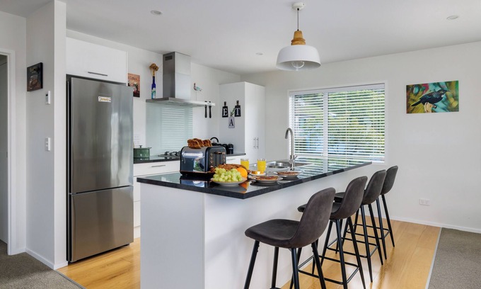 Paihia House | Tui Beach House - Centrally located, 3 min walk to beach, bright house Paihia.