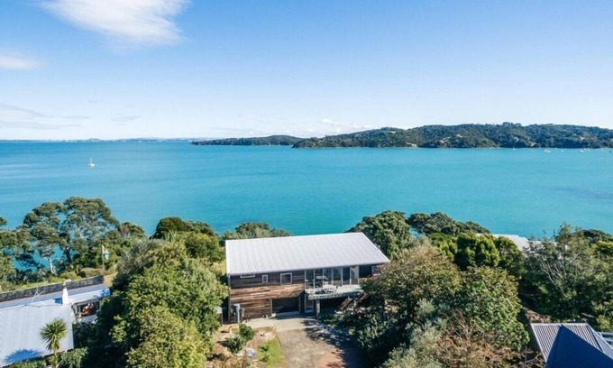 Surfdale House | TUI POINT WAIHEKE | Be My Guest