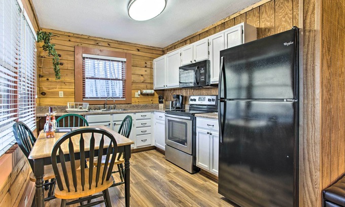 Clyde Cabin | 'Turkey Creek Cove’ Clyde Cabin w/Mtn Views!