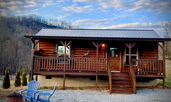 Black Mountain Cabin | Turkey Trot- New Cabin in Black Mountain w/views & discount Biltmore tickets!