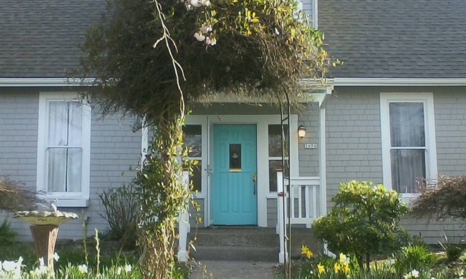 Carnation House | Turn of the century farmhouse with modern day appeal! walk to downtown, and PU!