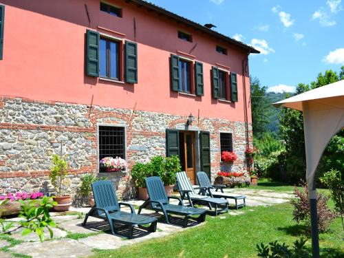 Castiglione di Garfagnana House | Tuscan Farmhouse in Castiglione di Garfagnana with Garden