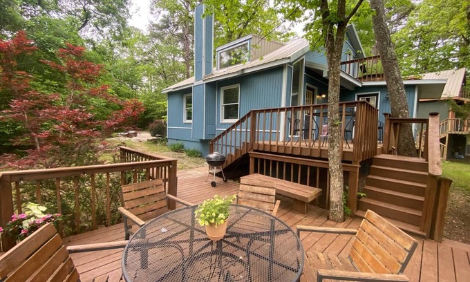 Eureka Springs Cabin | Twilight Trails- 3 bedroom cabin. 6 min away from downtown Eureka Springs!