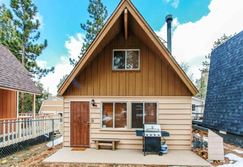 Sugarloaf House | Twin Bear - Cozy and convenient, relaxing cabin with a nice fenced yard and a BBQ