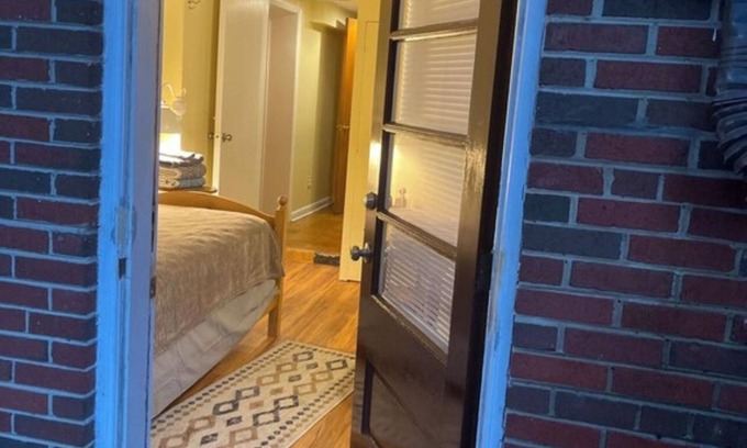 Silver Spring House | TWIN BED - PILLOW - SHOWER - FRIDGE - MW - 62.