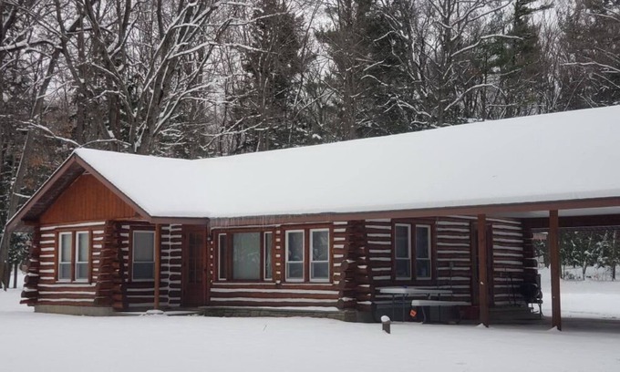 Honor Cabin | Twin Birch Resort - The Kodiak Cabin: Lake Access with Dock, Rowboat, and Kayak!