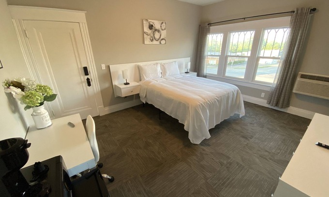 Leitchfield Hotel | Twin Lakes Creamery, Grill & Inn